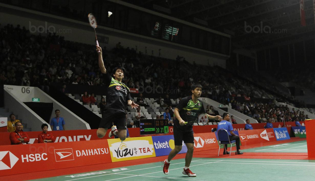 Ganda putra Thailand, Tinn Isriyanet/Kittisak Namdash, saat melawan Kevin Sanjaya/Marcus Gideon pada laga Indonesia Masters 2018 di Istora Senayan, Rabu (24/1/2018). Kevin/Marcus menang 21-16 21-16. (Bola.com/M Iqbal Ichsan)