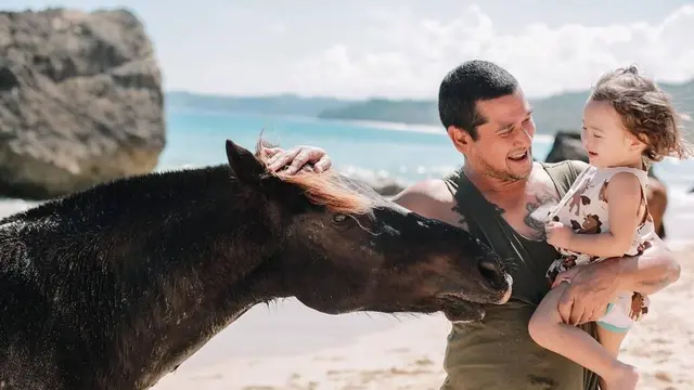 6 Potret Liburan Yasmine Wildblood di Nihi Sumba, Ajak Anak Naik Kuda