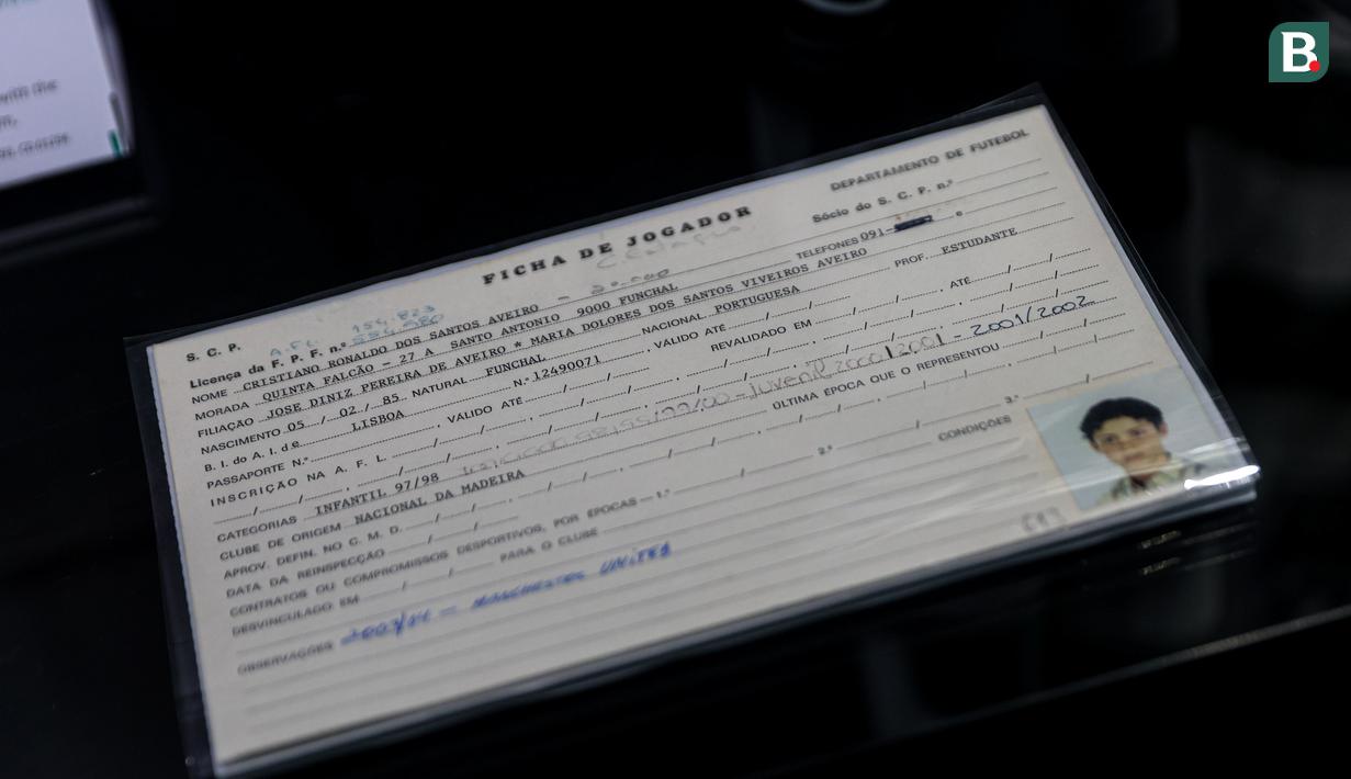 Namun, hal itu kalah dengan aura dari foto dan barang-barang peninggalan milik Cristiano Ronaldo. Pemain asal Portugal yang kini menjadi salah satu GOAT atau Greatest All of Time atau pemain terbaik sepanjang masa dalam dunia sepak bola. (Bola.com/Bagaskara Lazuardi)