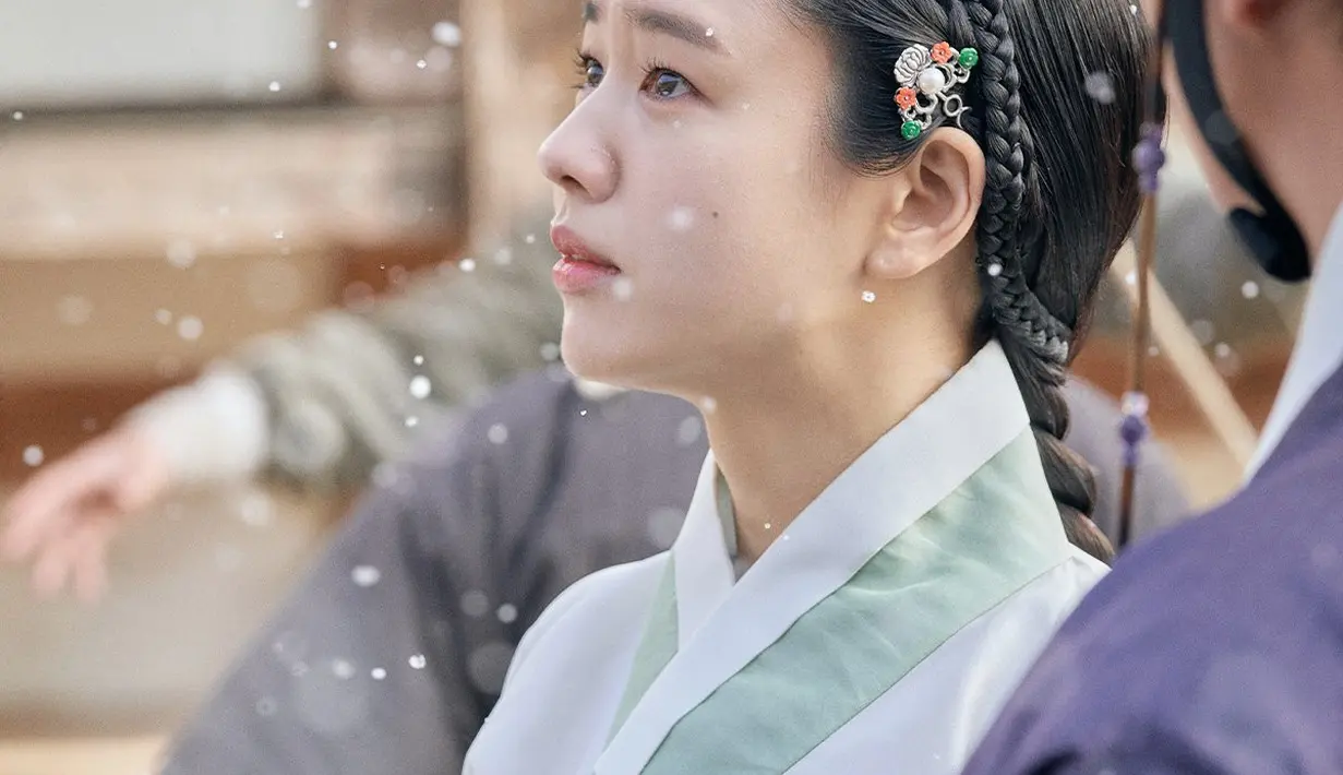 Selanjutnya, Ahn Eun Jin digambarkan sebagai Yoo Gil Chae, satu-satunya wanita yang berhasil merebut hati Lee Jang Hyun. Terlahir dari keluarga berpangkat tinggi, Yoo Gil Chae menikmati setiap keuntungan saat tumbuh dewasa, dan dia cenderung sombong. (Foto: MBC via Soompi)