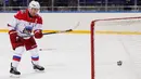 Presiden Rusia Vladimir Putin membobol gawang ketika bermain hoki es di Shayba Arena, Resor Laut Hitam Sochi, Rusia, (15/2). (Mikhail Klimentyev / Sputnik / AFP)