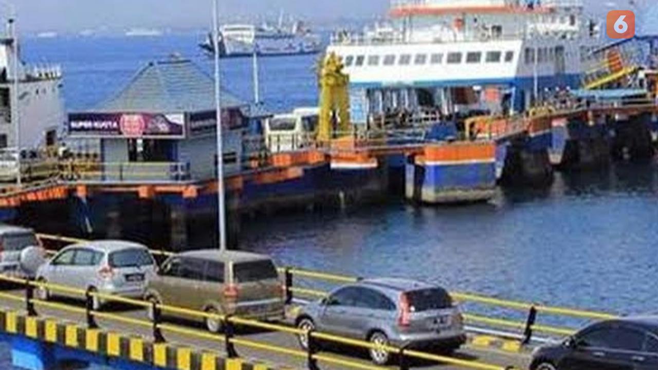 Kendaraan roda empat pribadi mulai pedati Pelabuhan Ketapang untuk menyebrang ke Bali. (Hermawan Arifianto/Liputan6.com)