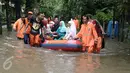 Keluarga pengantin Maya di evakuasi pasukan orange usai melakukan akad nikah di KUA Mampang Prapatan, Jakarta, Selasa (21/2). Walaupun banjir sepasang pengantin ini tetap melakukan akad nikah. (Liputan6.com/Herman Zakharia)