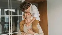 Ilustrasi ayah dan anak laki-lakinya. (Foto oleh Vlada Karpovich: https://www.pexels.com/id-id/foto/pria-cinta-ciuman-imut-4617295/)