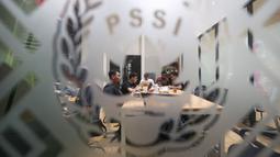 Sejumlah wartawan sedang bekerja setelah&nbsp;Konferensi Pers Update FIFA Match Day dan Hal yang Lainnya di media center PSSI Pers, GBK Arena, Senayan, Jakarta, Jumat (10/03/2023). (Bola.com/Bagaskara Lazuardi)