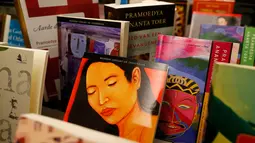 Sejumlah buku sastra Indonesia berjajar selama pameran Frankfurt book fair, Jerman, Selasa (13/10/2015). Pameran ini akan berlangsung dari 14 – 20 Oktober 2015. (REUTERS/Ralph Orlowski)