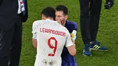 Penyerang Polandia #09 Robert Lewandowski dan penyerang #10 Argentina Lionel Messi saling menyapa pada akhir matchday pamungkas Grup C Piala Dunia 2022  di 974 Stadium, Kamis (1/12/2022) dini hari WIB. Di akhir laga, ada momen menarik saat dua pemain bintang, Lionel Messi dan Robert Lewandowski saling berdiskusi. (Glyn KIRK / AFP)