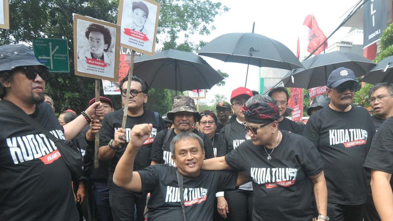 Ratusan orang dari&nbsp;unsur badan dan sayap pusat Partai Demokrasi Indonesia Perjuangan (PDIP) menggelar long march dari Kantor DPP PDIP menuju Komnas Hak Asasi Manusia (HAM) di Jakarta, Jumat (27/7/2024). Aksi ini dilakukan dalam rangka memperingati pe
