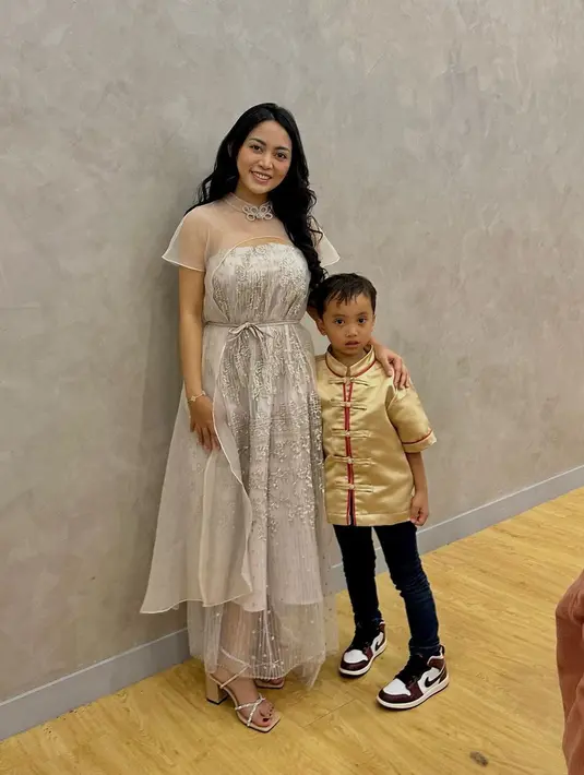 Rachel menambahkan, bahwa berlinang air mata karena bangga dengan prestasi putranya. "Berlinang air mata karena bangga bangett sama abang ❤️ keep up the good work bang," lanjut Rachel. [Instagram/rachelvennya]