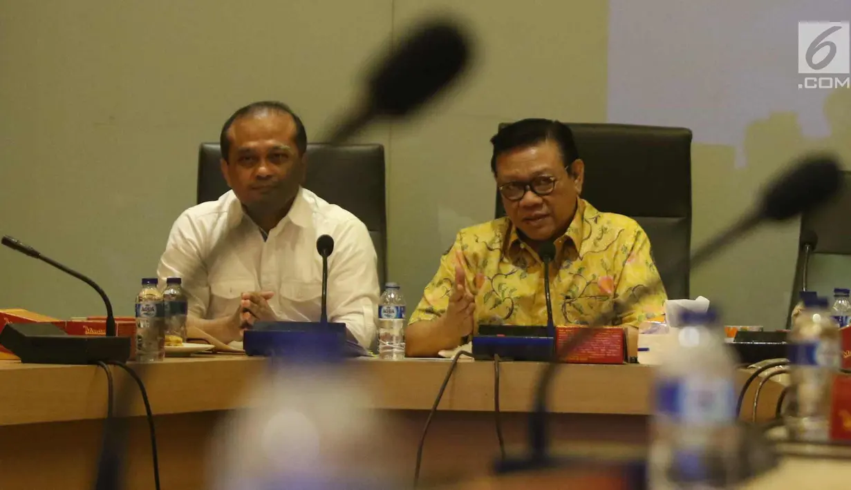 Ketua Dewan Pakar DPP Partai Golkar Agung Laksono (kanan) bersama anggota Dewan Pakar Golkar Ganjar Razuni (kiri) saat rapat dewan pakar di Kantor DPP Golkar, Jakarta, Senin (20/11). (Liputan6.com/Angga Yuniar)