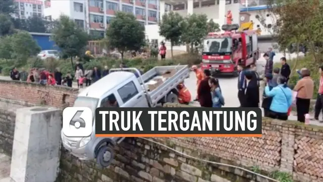 VIDEO: Penyelamatan Sopir Terjebak di Dalam Truk yang Tergantung