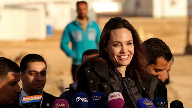Ciuman Bocah Suriah Sambut Kunjungan Angelina Jolie di Pengungsian