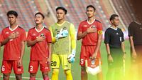 Para pemain starting XI Timnas Indonesia U-22 berbaris menyanyikan lagu kebangsaan Indonesia Raya sebelum dimulainya laga pertama SEA Games 2023 menghadapi Filipina di Olympic Stadium, Phnom Penh, Kamboja, Sabtu (29/4/2023). (Bola.com/Abdul Aziz)