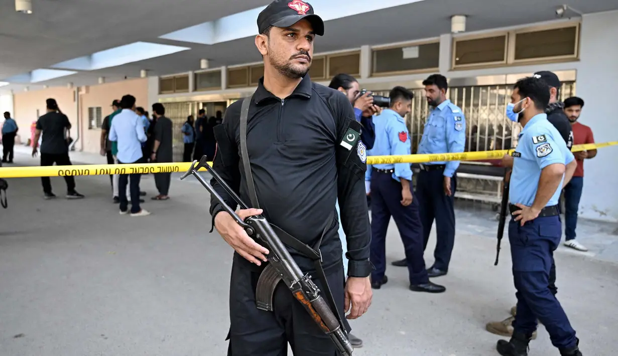 Petugas keamanan berjaga setelah insiden kebakaran di luar bangsal Kesehatan Ibu dan Anak (MCH) di Rumah Sakit Pakistan Institute of Medical Sciences (PIMS), Islamabad, Pakistan, Rabu, 26 Agustus 2026. (AFP/  Aamir Qureshi)