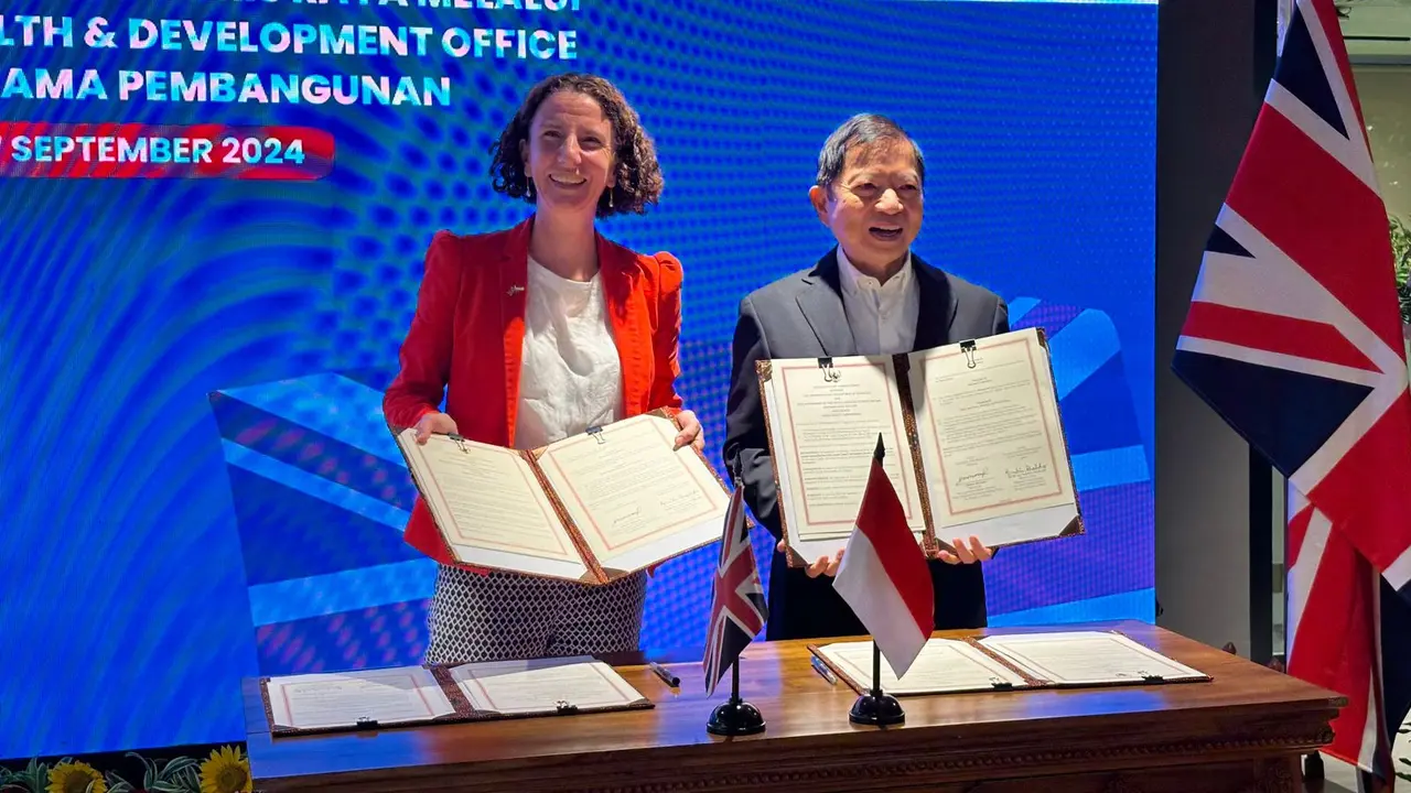Menteri Pembangunan, Perempuan dan Kesetaraan Inggris Anneliese Dodds (kiri) dan Menteri Bappenas Suharso Monoarfa usai penandatanganan MoU di Jakarta, Selasa (17/9/2024). (Liputan6.com/Benedikta Miranti)
