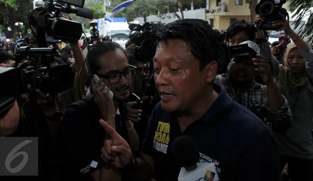 Direskrimum, Kombes Pol  Krishna Murti (tengah) saat memberikan keterangan pers di Polda Metro Jaya, Jakrta, (30/1). Untuk menetapkan Jessica menjadi tersangka pihaknya telah bekerja keras hingga menemukan bukti yang kuat. (Liputan6.com/ Faisal R Syam)