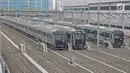 Kereta mass rapid transit (MRT) terparkir di depo  MRT Lebak Bulus, Jakarta, Selasa (28/8). Progres konstruksi moda transportasi MRT Jakarta fase I rute Lebak Bulus-Bundaran HI kini mencapai hampir 96 persen. (Liputan6.com/Herman Zakharia)