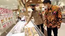 President Director of PT. AEON Mall Indonesia Daisuke Isobe dan President Director of PT. AEON Indonesia Takahiro Osugi meninjau produk makanan yang menjadi destinasi wisata kuliner masakan Jepang seusai meresmikan AEON Mall Tanjung Barat di Jakarta, Kamis (18/11/2021). (Liputan6.com/Fery Pradolo)