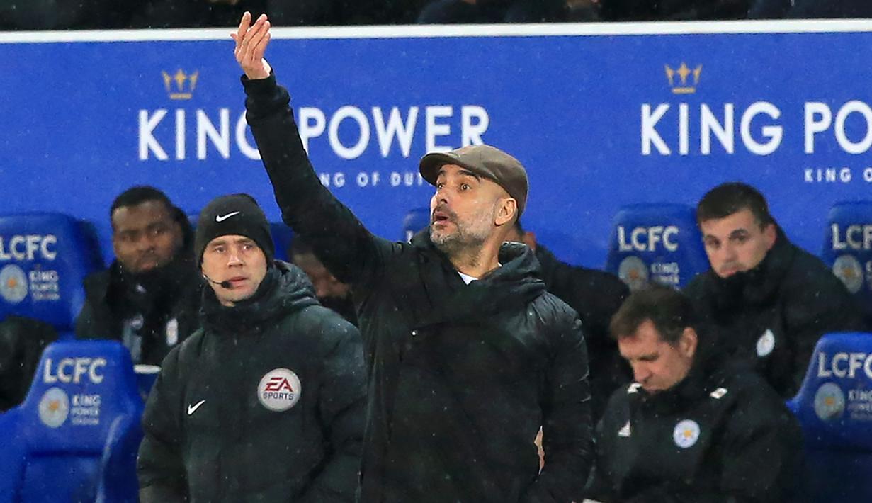Pelatih Manchester City, Pep Guardiola, memberikan instruksi saat melawan Leicester pada laga Piala Liga di Stadion King Power, Leicester, Selasa (18/12). Leicester kalah adu penalti dari City. (AFP/Lindsey Parnaby)