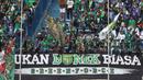 Kesetiaan Bonek untuk Persebaya Surabaya saat memadati stadion pada laga 8 Besar Liga 2 Grup Y di Stadion GBLA, Bandung, Sabtu (18/11/2017). Persebaya Menang 1-0. (Bola.com/Nicklas Hanoatubun)