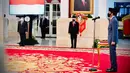 Presiden Joko Widodo (kanan) melantik enam menteri baru Kabinet Indonesia Maju di Istana Negara, Jakarta, Rabu (23/12/2020). Keenamnya adalah Yaqut Cholil Qoumas, Budi Gunadi Sadikin, Tri Rismaharini, Muhammad Lutfi, dan Sandiaga Salahuddin Uno. (Foto: Muchlis Jr - Biro Pers Sekretariat Presiden)