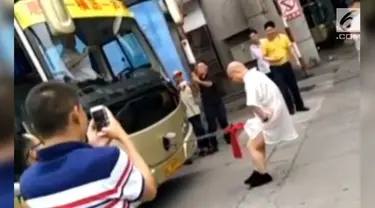 Wei Yaobin menunjukkan kekuatan dengan tak biasa. Ahli kung fu itu menggunakan alat kelaminnya untuk menarik bus besar