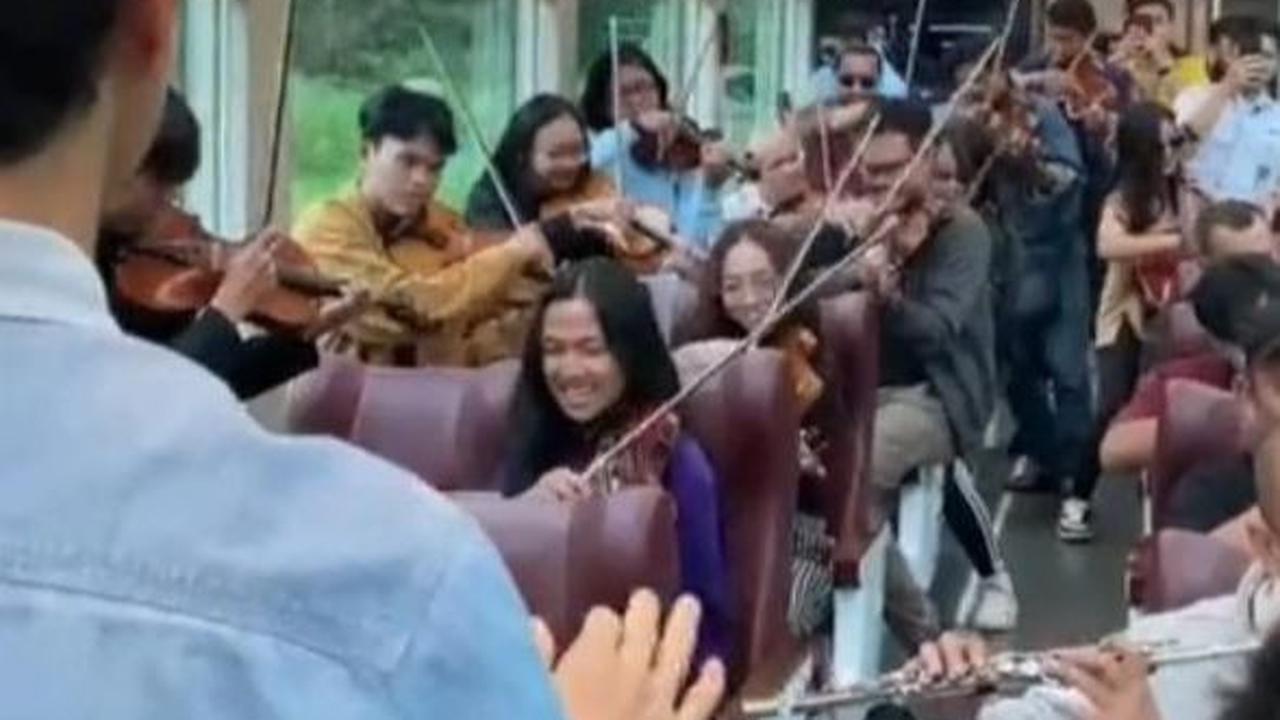 Momen Addie MS dan Orkestranya ‘Konser’ di Kereta Panoramic Ini Viral, Keren Banget