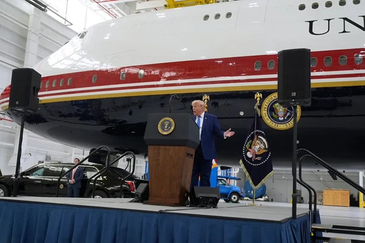 Presiden AS Donald Trump memberikan keterangan kepada awak media setelah meninjau pesawat Boeing 747 yang akan bergabung dengan armada Air Force One di Joint Base Andrews, Maryland, Jumat (19/6/2026).