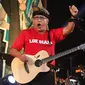 Penyanyi Iwan Fals membawakan lagu sambil bermain gitar dalam Seri Konser Situs Budaya di Panggung Kita, Depok, Sabtu (3/3). Konser Situs Budaya kali ini mengangkat tema budaya dari NTB Kerajaan Lombok dan Bima. (Liputan6.com/Arya Manggala)