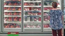 Seorang pelanggan memeriksa bagian daging sapi sebuah supermarket di Curitiba, Brasil, Kamis (23/2/2023). Mulai 23 Februari, Brasil menangguhkan sementara ekspor daging sapinya ke China, pembeli utama mereka, mengikuti protokol kesehatan resmi setelah kasus bovine spongiform encephalopathy atau disebut juga Penyakit Sapi Gila, dikonfirmasi oleh Kementerian Pertanian. (Photo by Eduardo Matysiak / AFP)