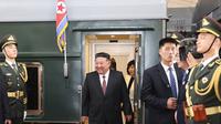 Pemimpin Korea Utara Kim Jong Un tiba di Beijing, ibu kota China, pada Selasa (2/9/2025) dengan didampingi putrinya Kim Ju Ae (tepat di belakang Kim) untuk menghadiri peringatan 80 tahun kemenangan dalam Perang Rakyat China melawan agresi Jepang. (Dok.&nbsp;Xinhua/Pang Xinglei)