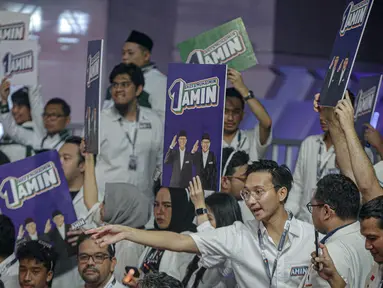 Para pendukung pasangan calon presiden dan wakil presiden pada Pemilu 2024 saling adul yel yel pengundian nomor urut di halaman Gedung Komisi Pemilihan Umum (KPU) RI, Jakarta, Selasa (14/11/2023). (Liputan6.com/Faizal Fanani)