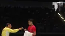 Pebulu tangkis putra Indonesia Jonatan Christie berbincang dengan pelatih saat bertanding melawan Khosit Phetpradab Thailand pada final tunggal putra SEA Games 2017 di Axiata Arena, Malaysia, Selasa (29/8). (Liputan6.com/Faizal Fanani)