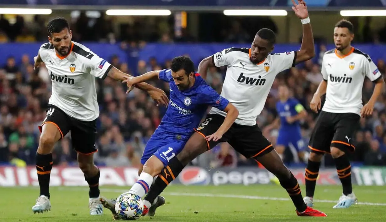 Gelandang Chelsea, Pedro, berusaha melewati pemain Valencia pada laga Liga Champions di Stadion Stamford Bridge, Selasa (17/9/2019). Chelsea takluk 0-1 dari Valencia. (AP/Frank Augstein)