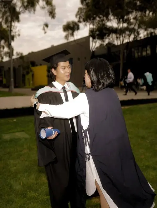 <p>Ini adalah momen kebersamaan Iqbaal dengan manajernya, Dinda Kamil. Banyak orang yang menyangka jika Dinda Kamil adalah ibu dari Iqbaal. [Foto: instagram.com/iqbaal.e]</p>