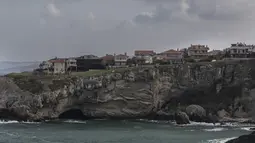 Pemandangan Sile, sebuah kota nelayan kecil sekitar 70 kilometer dari Istanbul, Turki pada 7 Desember 2020. Kekhawatiran akibat COVID-19 menyebabkan semakin banyak penduduk Istanbul pindah ke distrik tepi pantai terpencil kota itu di sepanjang pesisir Laut Hitam dan Laut Marmara (Xinhua/Osman Orsal)