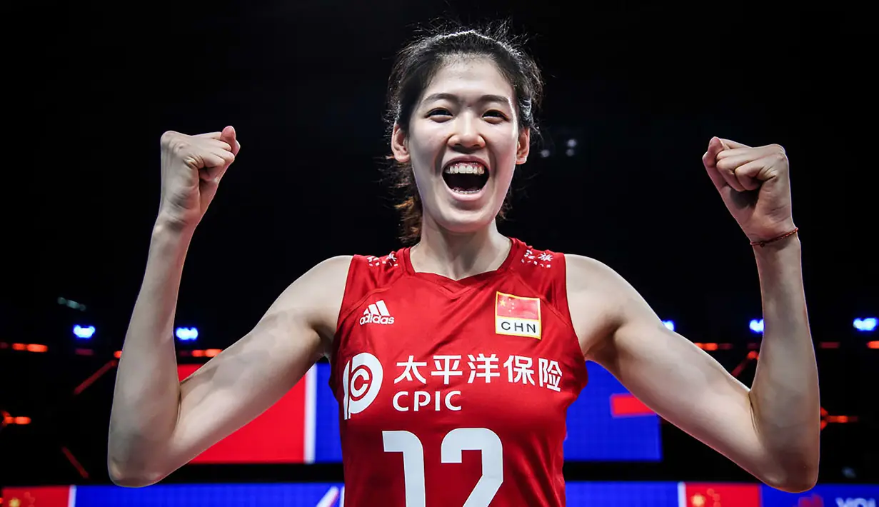 Li Yingying. Pemain Cina berusia 22 tahun berpostur 192 cm yang berposisi sebagai outside hitter ini menempati posisi ke-3 dalam daftar top skor sementara hingga berakhirnya babak penyisihan grup. Ia total mengoleksi 232 poin yang diperoleh dari 203 smash, 16 block dan 13 service. Cina pun dibawanya menempati posisi ke-4 di klasemen akhir penyisihan grup dan lolos ke perempatfinal untuk menghadapi Italia, 14 Juli 2022. (volleyballworld.com)