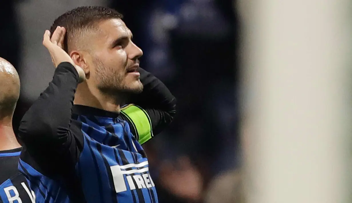 Penyerang Inter Milan, Mauro Icardi melakukan selebrasi usai mencetak gol ke dua saat bertanding melawan Sampdoria pada lanjutan Liga Serie A Italia di San Siro, Milan (24/10). Icardi mencetak dua gol dipertandingan tersebut. (AP Photo / Luca Bruno)