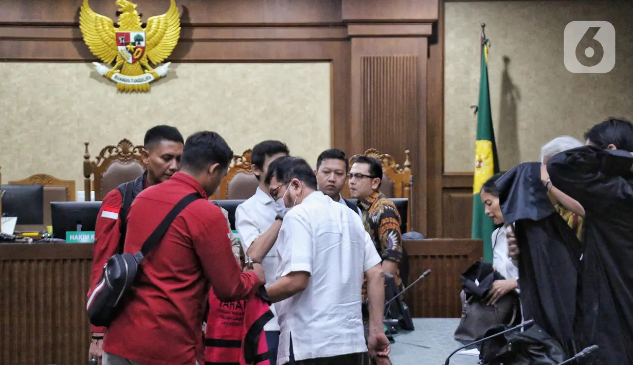 Selain pidana penjara, Majelis Hakim juga menjatuhkan hukuman denda kepada Zarof Ricar sejumlah Rp1 miliar, dengan ketentuan apabila denda tidak dibayar maka diganti kurungan enam bulan. (Liputan6.com/Angga Yuniar)