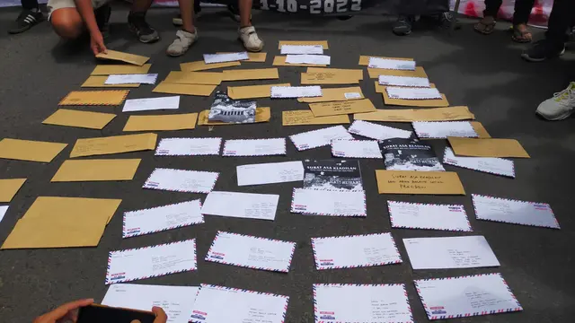 Ratusan surat aremania untuk Presiden Jokowi. (Zainul/Liputan6.com)