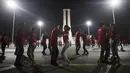 Ribuan Penari menari bersama untuk memecahkan rekor dunia untuk peserta terbanyak menari " rueda de casino " di Havana, Kuba, (25/11). Tarian ini dilakukan secara berpasang - pasangan. (REUTERS/Alexandre Meneghini)
