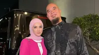 7 Model Gamis Kondangan ala Mulan Jameela, Inspirasi Elegan Ibu-Ibu Usia 45-an
