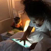 Ilustrasi anak bermain gadget. (Sumber foto: Pexels.com).
