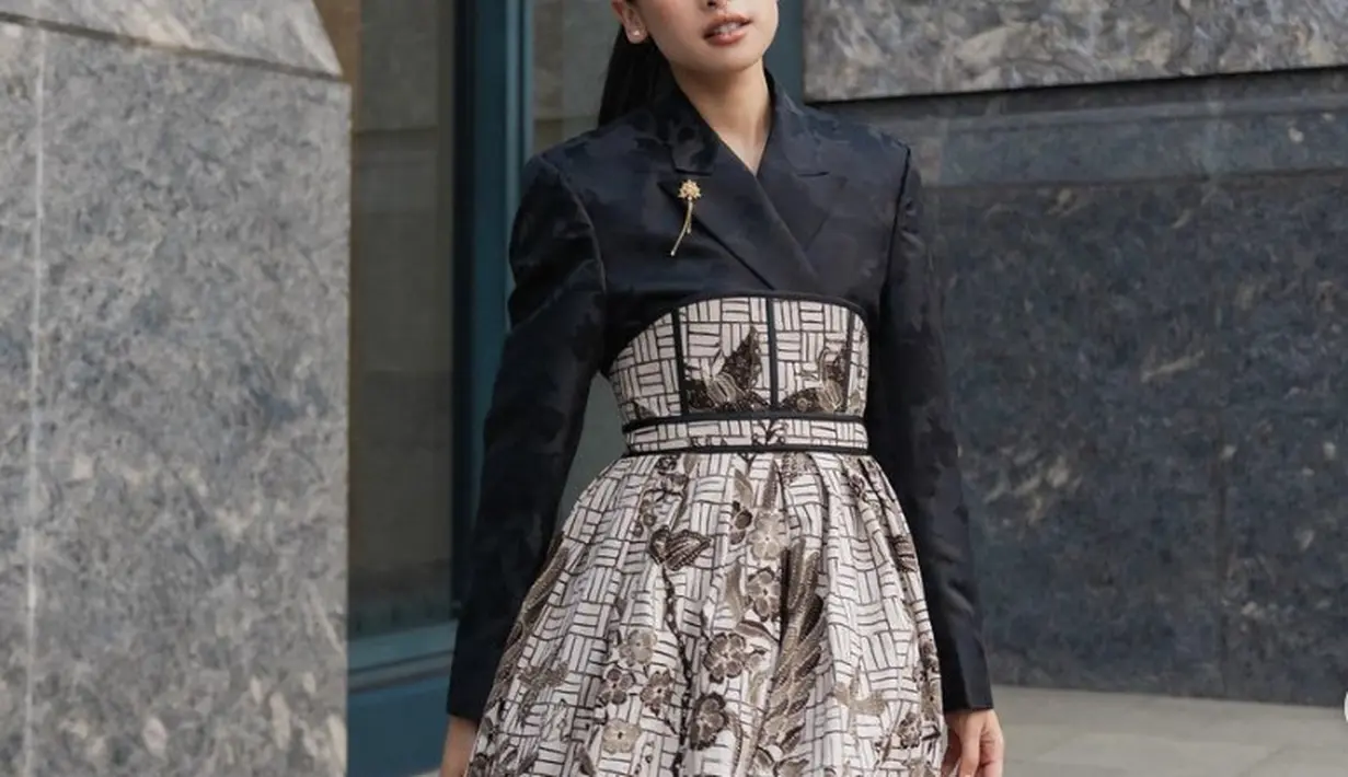 Maudy Ayunda tampil modern dengan gaya rambut sleek ponytail yang akan sempurna diaplikasikan di hari Lebaran nanti. [Foto: Instagram/ Maudy ayunda]