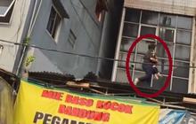 Momen Dramatis Wanita Lompat dari Lantai 2 Selamatkan Bocah Saat RM Padang Kebakaran