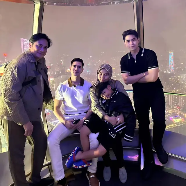 7 Potret Verrell Bramasta Liburan Bareng Keluarga Ayah Ke Tiongkok Ini Kompak