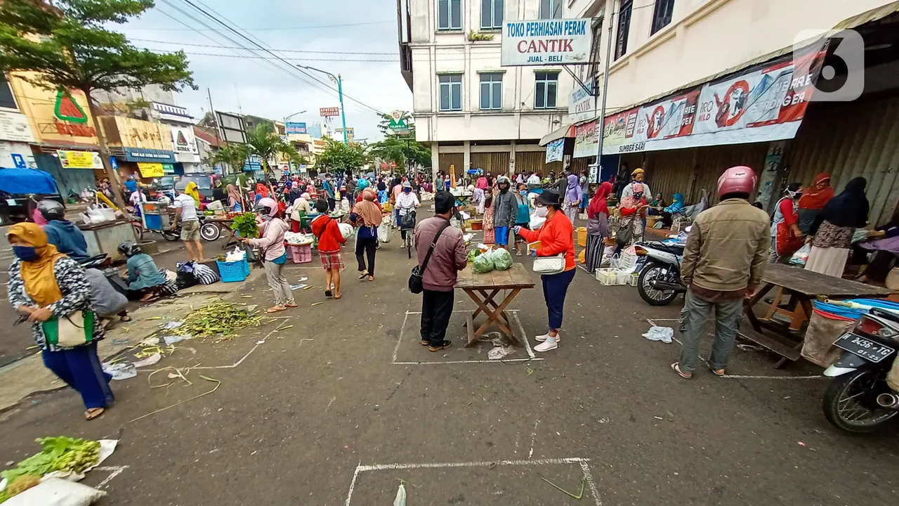 FOTO: Penerapan Physical Distancing di Pasar Pagi Salatiga
