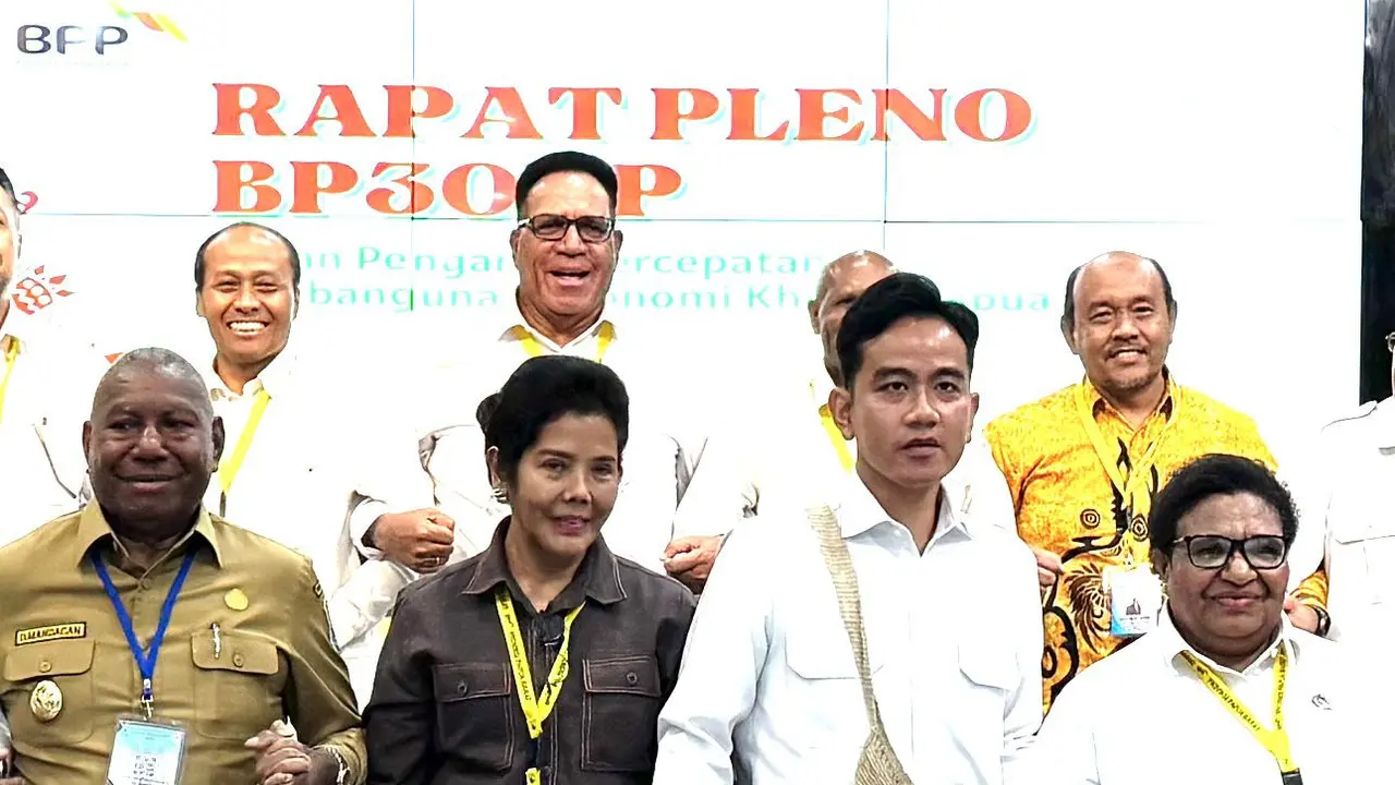 Anggota Komite Eksekutif Percepatan Pembangunan Otonomi Khusus Papua (KEPP Otsus Papua), Yanni bersama para Anggota KEPP Otsus Papua dan Wapres Gibran Rakabuming Raka. (Istimewa)