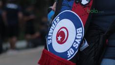 Boys of Straits menggunakan syal kebanggaan saat mendukung Johor Darul Ta’zim pada laga Piala AFC 2018 di Stadion Utama Gelora Bung Karno, Jakarta, Selasa (10/4/2018). Persija Jakarta menang 4-0 atas JDT. (Bola.com/Nick Hanoatubun)