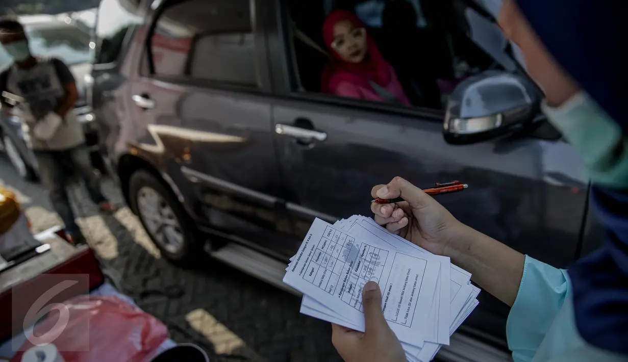 Petugas mencatat hasil pengujian gas buang kendaraan saat uji emisi di kawasan Tugu Proklamasi, Jakarta, Selasa (16/5). Sudin Lingkungan Hidup Jakpus menggelar uji emisi guna meningkatkan kualitas udara bersih bebas polusi. (Liputan6.com/Faizal Fanani)